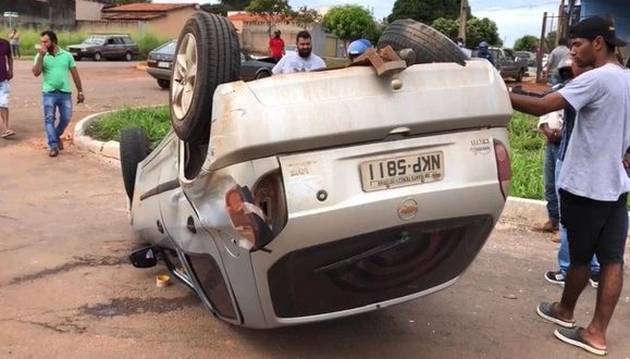 Bombeiros socorrem vítimas de acidente na Av. Antônio Rios em Jaraguá