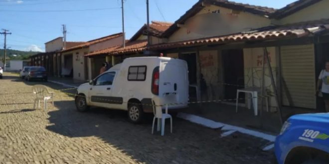 Carro da Prefeitura de Pirenópolis invade residência e atinge morador que dormia