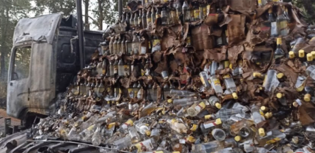 Caminhão com garrafas de cachaça pega fogo na BR-153, entre Anápolis e Jaraguá