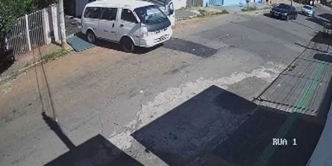 Menino de 4 anos ‘pilota’ van do avô, derruba portão de casa e atravessa rua com porta aberta, em Goiânia;