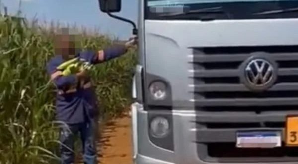 Caminhoneiro tenta furtar milho, é humilhado e caso repercute; vídeo