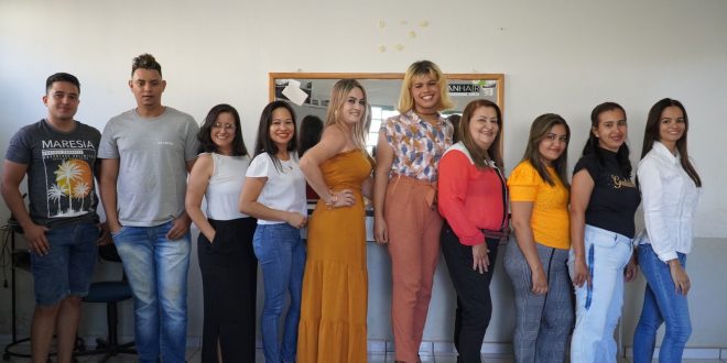 Prefeitura de Goianésia capacita turma de cabeleireiros e inscreve para mais cursos