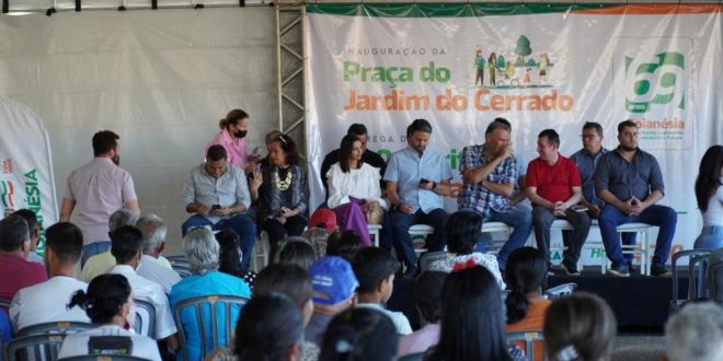 Prefeito inaugura Praça Navico Naves no Jardim do Cerrado e entrega mais 200 escrituras à população