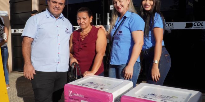 CDL Goianésia premia os vencedores da campanha Meu Cupom Premiado, que integra e Projeto Natal Luz da Prefeitura