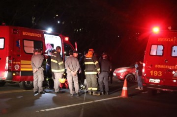 Veículo sai da pista e ejeta passageira para fora após colidir em motocicleta parada às margens da GO-230