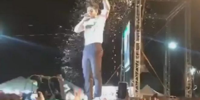 Mulher de Goianésia toma bronca de Guilherme, da dupla com Hugo, ela é  fã da dupla após ser atingido por bebida durante show sertanejo em Barro Alto; vídeo