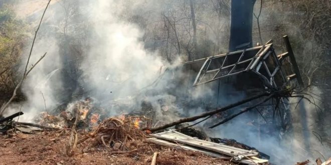 Mulher morre carbonizada após carro e caminhão baterem e pegarem fogo na BR-153, em Jaraguá