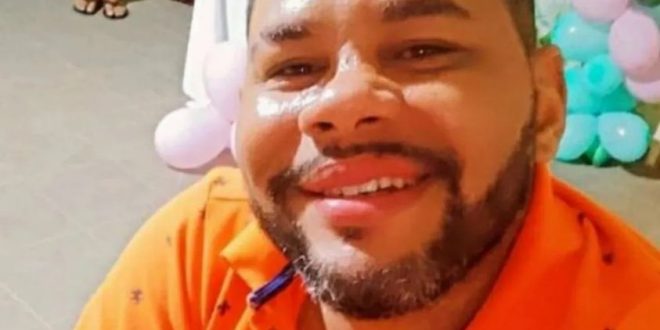 MP faz buscas na casa de locutor filmado ao arrancar adesivo político de carro e ameaçar motorista, em Formosa