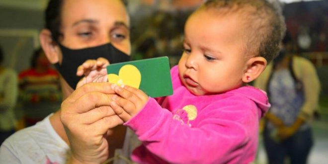 Governo entrega cartões do Mães de Goiás em 12 municípios