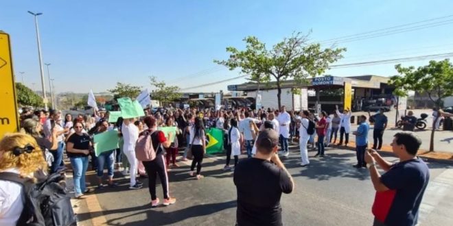 Enfermeiros protestam contra suspensão do piso salarial, em Goiânia