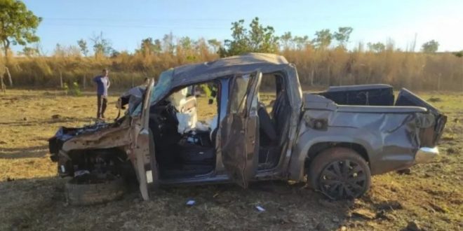 Homem morre e jovem fica ferida após caminhonete capotar na GO-010, em Silvânia