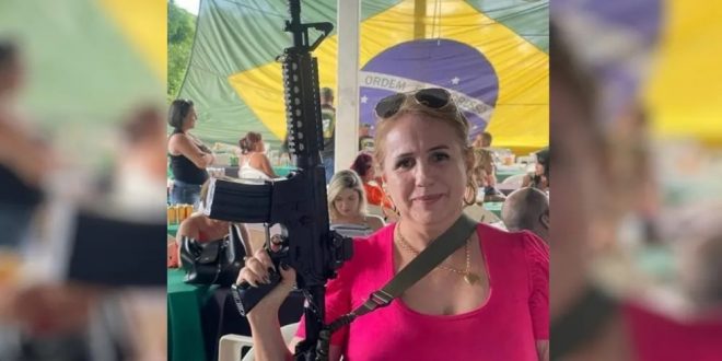 Diretora de escola estadual posa para foto segurando fuzil; Educação investiga