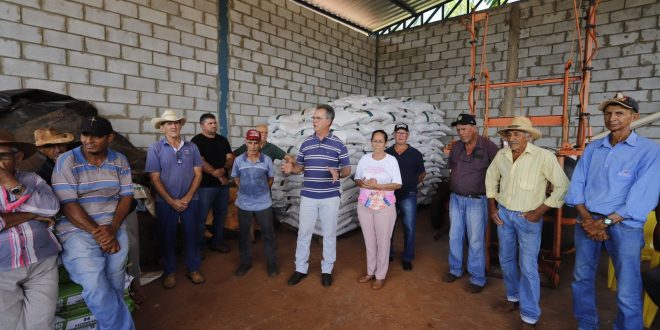 Governo de Barro Alto realiza entrega de insumos e sementes para Associação de produtores rurais na região da Laguna.