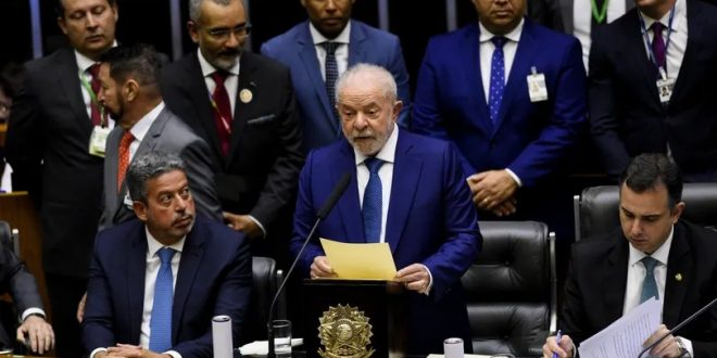 Lula assina MPs para pagar R$ 600 no Bolsa Família e desonerar combustíveis