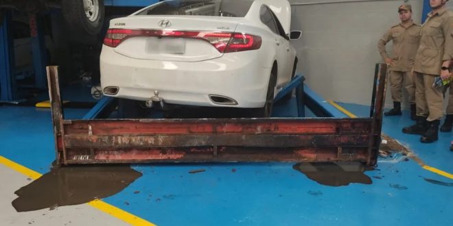 Mecânico morre depois de carro cair de elevador durante manutenção em oficina de Goiânia