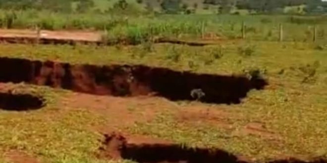 Moradores se surpreendem com crateras que se abriram em fazenda de Goiás; entenda fenômeno