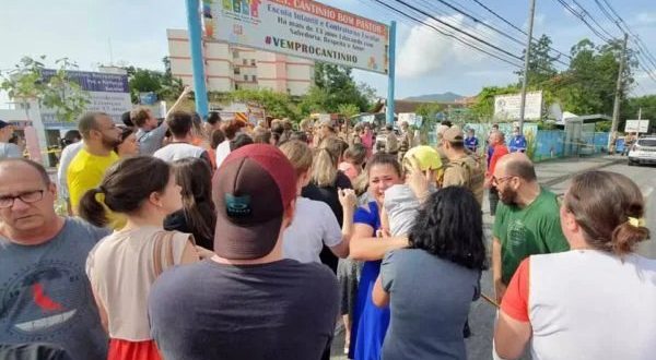 Homem pula muro de creche em Blumenau e mata 4 crianças