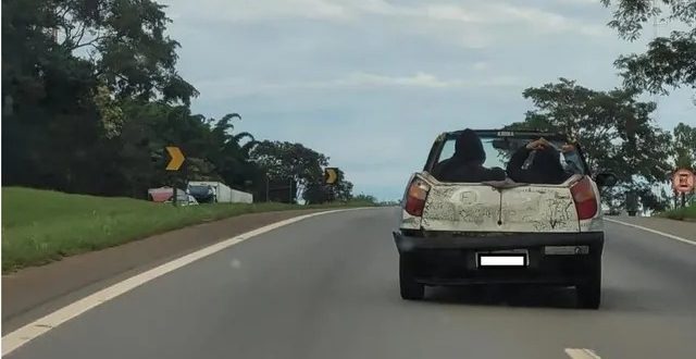 ‘Pálio conversível’: vídeo mostra carro sem teto trafegando em rodovia de Goiás