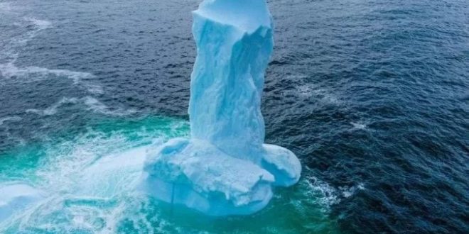 Iceberg com formato fálico chama atenção de fotógrafo da cidade de Dildo