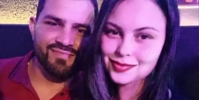 Homem é preso por matar esposa em frente ao filho e amigos