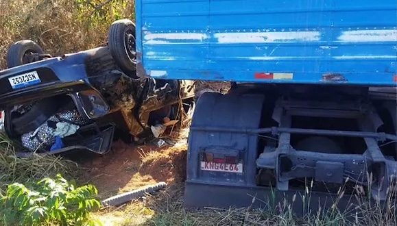 Condutor de veículo morre na BR-153 após colisão frontal com caminhão