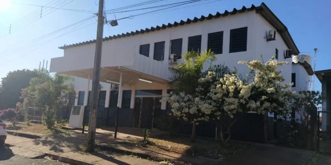 Mulher rasga testículo do marido com a mão após ver mensagens da ex dele no celular, diz polícia