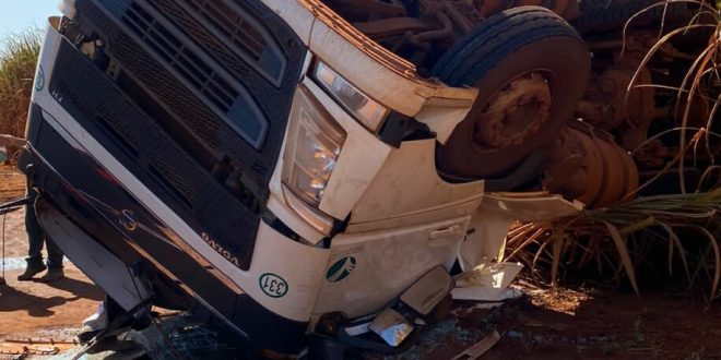 Mulher morre após caminhão capotar em usina na GO-040, em Bom Jesus de Goiás