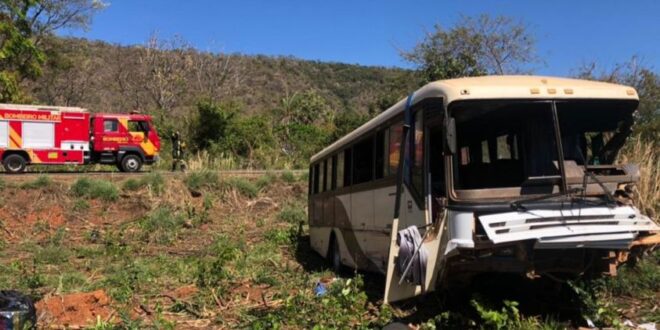 Colisão entre ônibus, carreta e carro deixa feridos na GO-020, em Formosa