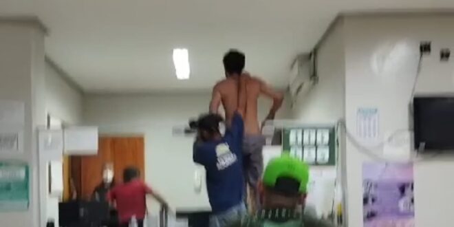 Com caos na saúde em Goianésia  Homem desesperado busca atendimento na UPA de Goianésia e tenta pular o balcão, de atendimento