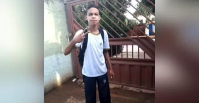 Adolescente de 15 anos morre ao levar choque enquanto nadava em córrego com primos