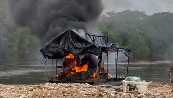 Batalhão Ambiental combate garimpo ilegal no Rio das Almas e destrói balsa de extração