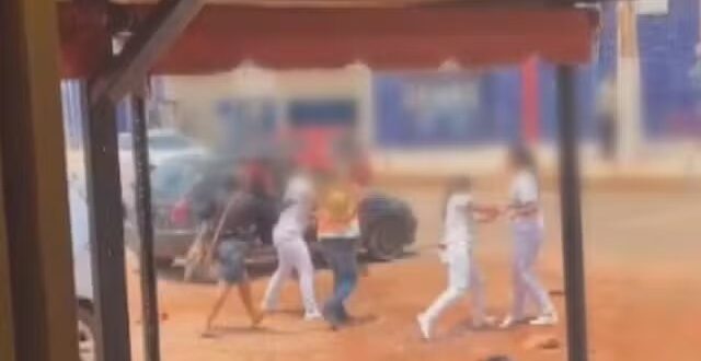 Flanelinha e motorista trocam socos em estacionamento em área pública em cidade de Goiás; vídeo