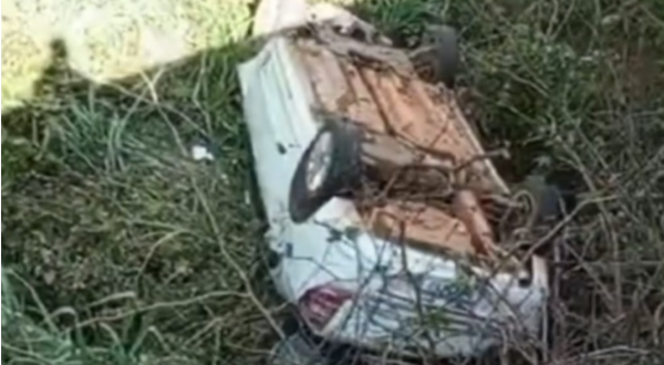 Carro é encontrado com as quatro rodas para cima sob ponte da Anda Só em Goianésia