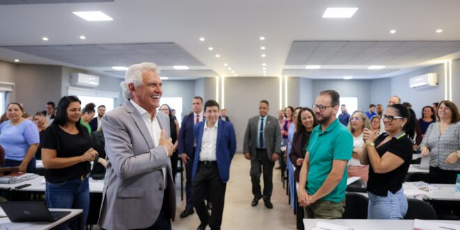Governo de Goiás concede piso nacional do magistério para professores da rede estadual