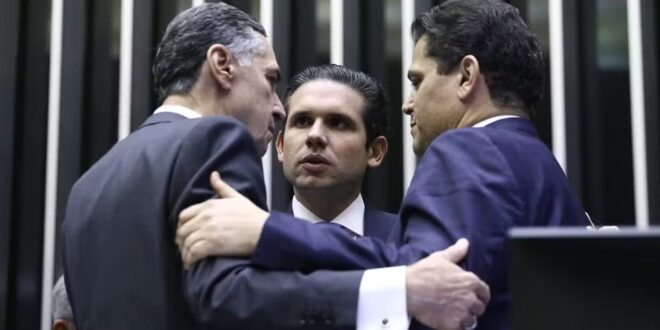 Congresso e STF negociam para soltar presos do 8/1 e aumentar penas de líderes que tentarem golpe, revela Folha
