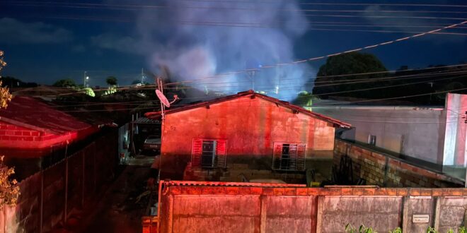 Homem incendeia a própria casa após agredir familiares no bairro Jardim Esperança