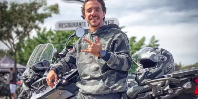 Fotógrafo morre após bater em carro enquanto andava de moto