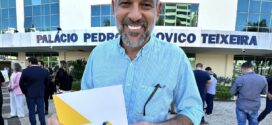 Prefeito Renato de Castro firma convênio para construção de 48 casas populares em Goianésia