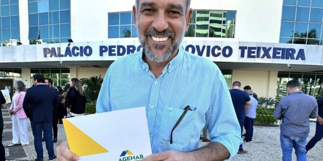 Prefeito Renato de Castro firma convênio para construção de 48 casas populares em Goianésia
