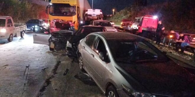 Acidente entre carreta e cinco carros deixa uma pessoa morta na BR-153