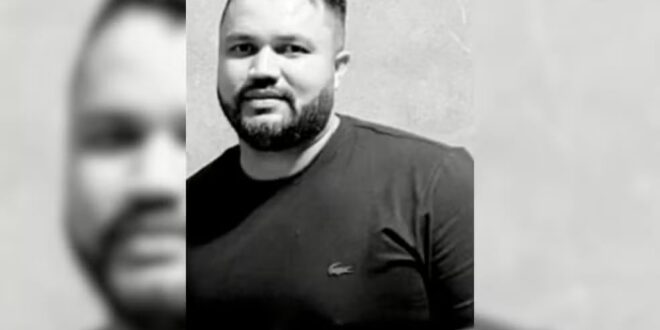 Homem morre após ser baleado na cabeça e nas costas, dirigir na contramão e bater carro contra árvores e lixeira