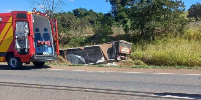 Caminhão mata ocupantes de carro parado em rodovia, dizem bombeiros