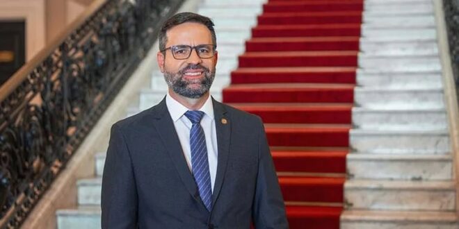 Quem é o vereador que propôs o dia da ‘Cegonha reborn’ e o que diz o projeto vetado por Paes