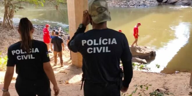 Corpo é encontrado dentro de caminhão caído em rio, e polícia suspeita que seja de motorista desaparecido após sair para atender cliente