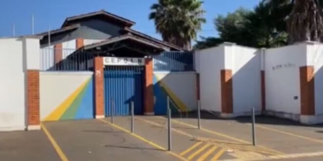 Diretor é ameaçado após tomar celular de aluno que usava aparelho para colar durante prova, diz polícia