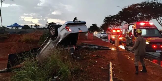 caminhonete sai da pista na Avenida Contorno em Goianésia