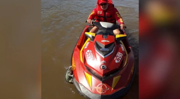 Iguana pega carona em moto aquática no Araguaia