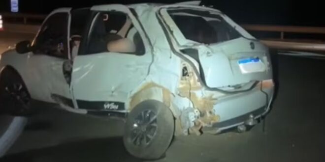 Homem morre e duas mulheres ficam feridas após carro ser atingido por carreta na BR-050