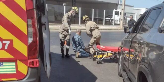 Motociclista fica ferida após colisão com caminhonete em Goianésia