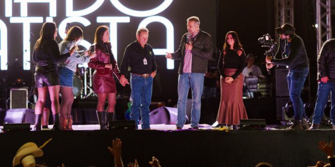 Mais de 15 mil pessoas participam da abertura da Pecuária Para Todos com show de Amado Batista
